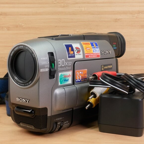 Sony Handycam CCD-TRV72 NTSC Video Hi8 Camcorder / Tested / Made in Japan - Picture 2 of 10